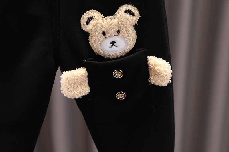 フード付きトップスとベストを重ねたおしゃれな秋冬コーデ
