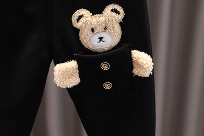 フード付きトップスとベストを重ねたおしゃれな秋冬コーデ
