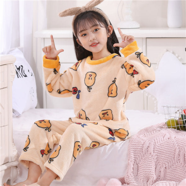 小さな黄色いひよこ柄が描かれた厚手フリースパジャマ上下セットの平置き写真
