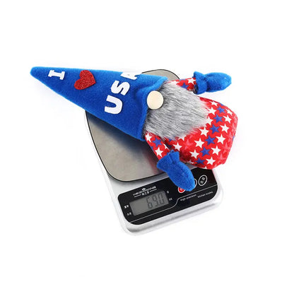 デジタルスケールの上に乗せて重さを計測しているUSAノームぬいぐるみ人形  
