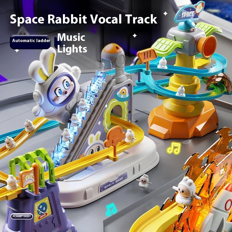 階段をのぼる宇宙ラビットフィギュアとカラフルな二重トラック部分のクローズアップ写真
