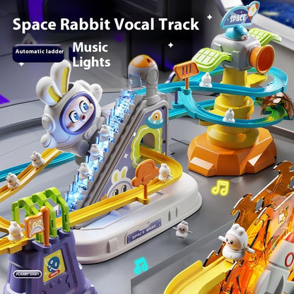 階段をのぼる宇宙ラビットフィギュアとカラフルな二重トラック部分のクローズアップ写真
