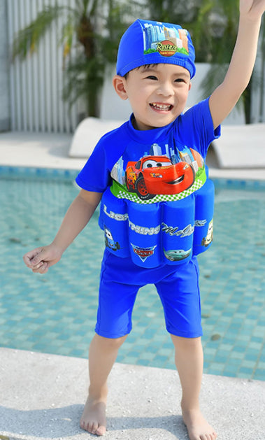 ブルーの浮力付きキッズ水着を着た男の子がプール前で立っている全身カット
