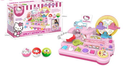 ピンク色のコンソールトラック台とHELLO KITTYデザインのパッケージ箱 さらにキャラクター顔のボール3個が並んだガールズテーマセットの画像
