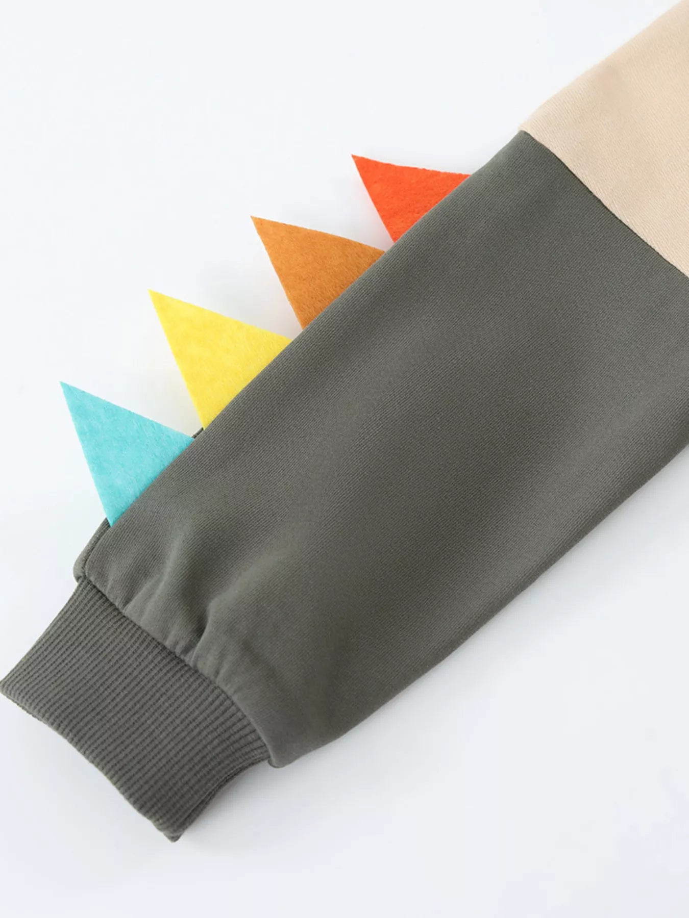 サイドにカラフルなトゲ飾りが付いた恐竜スウェットの横向きディテール
