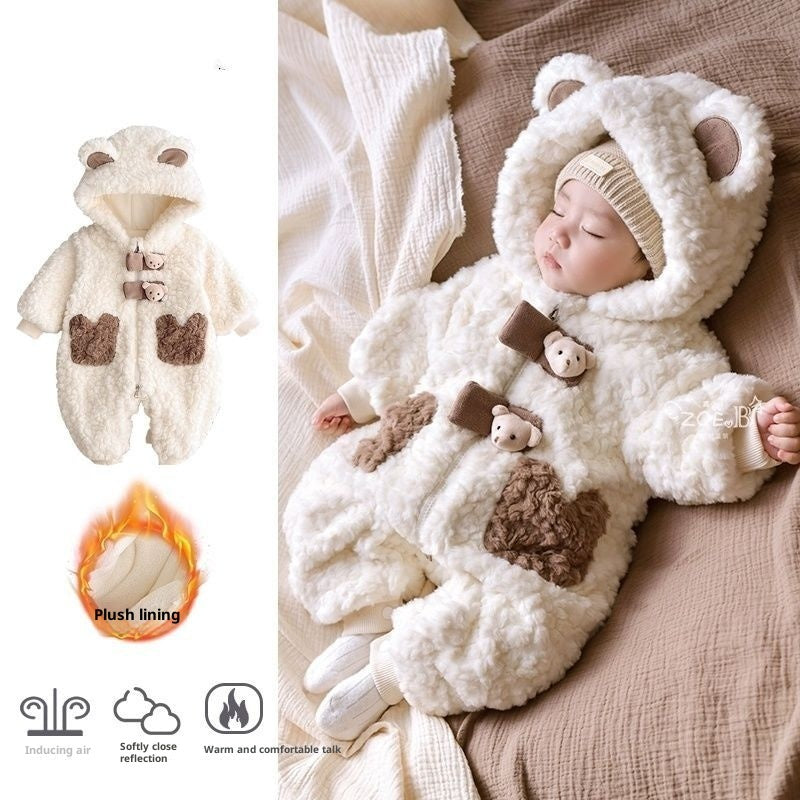 寝転んだ赤ちゃんをやさしく包むもこもこ防寒ウェア
