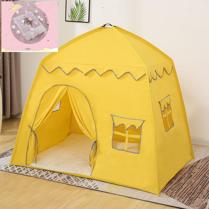 布製ハウス型テント イエロー 窓付きデザインとポンポン装飾 斜め視点
