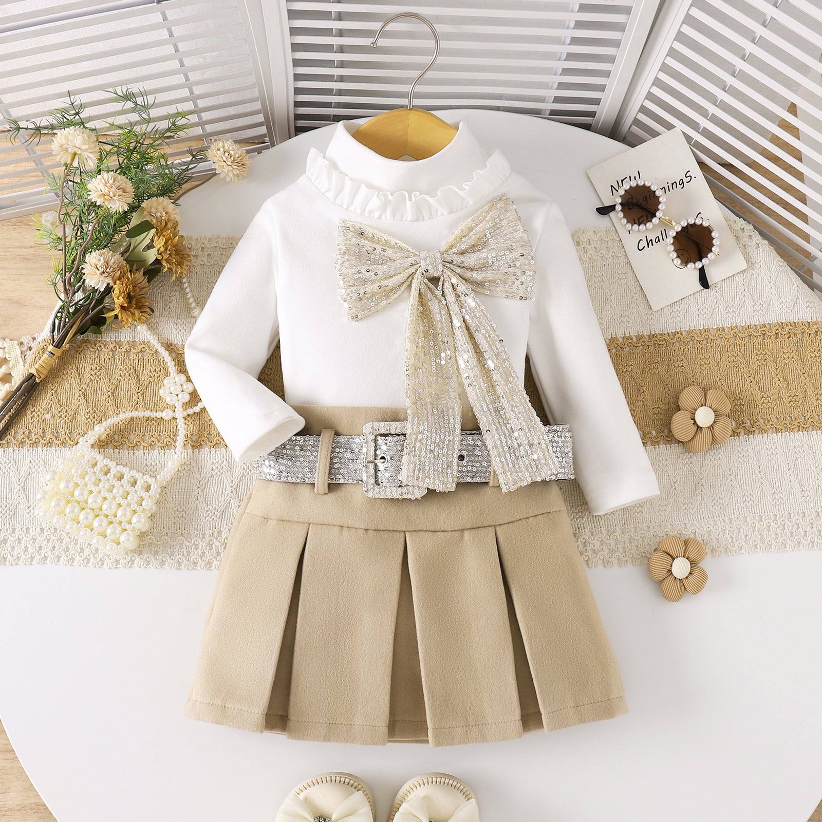 大きなリボンがついた女の子用三点セットワンピースコーデの全体画像
