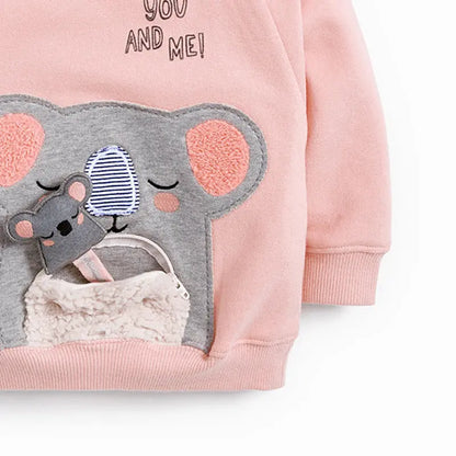 胸元に寝ているナマケモノモチーフが付いた裏毛コットンスウェットの写真
