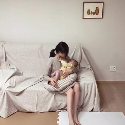 親子のくつろぎ時間に寄り添う三日月型ベビークッション 使用シーン（ベビーピロー）
