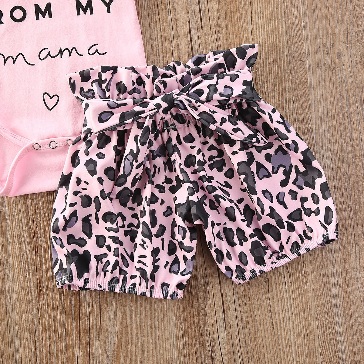 ふんわりピンクで可愛く映える 女の子ベビーロンパース＆レオパード柄パンツ3点セット メッセージプリント フリル袖 70~100cm