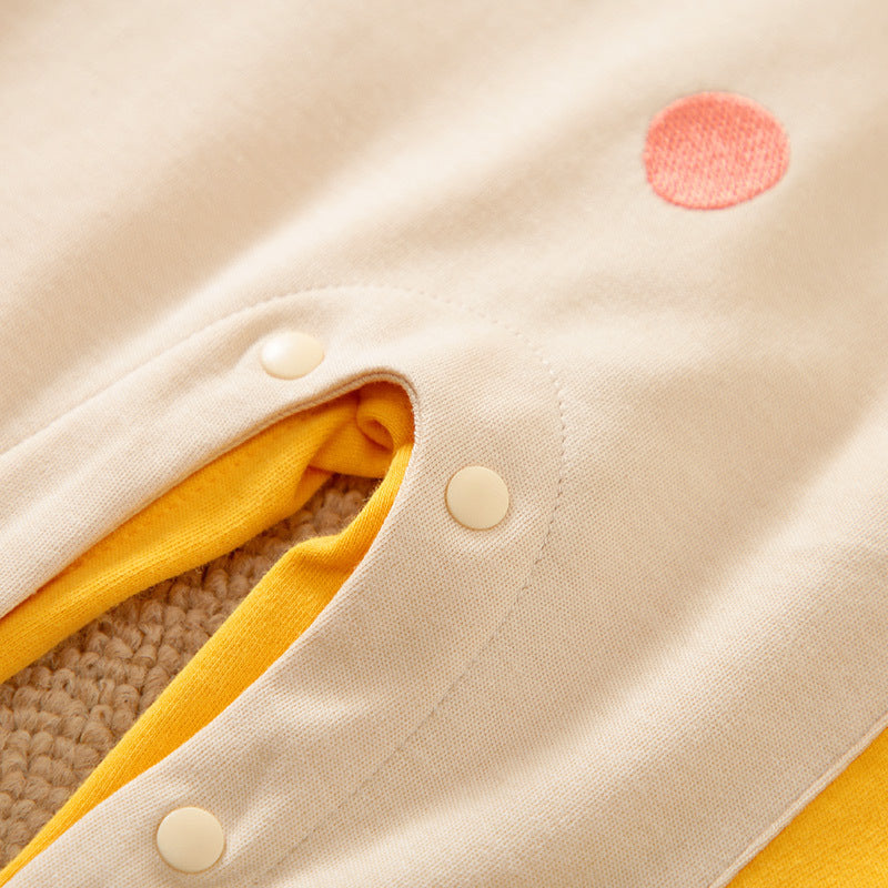 股下スナップボタン部分の縫製とディテールが分かるイエローのベビーロンパースのアップ
