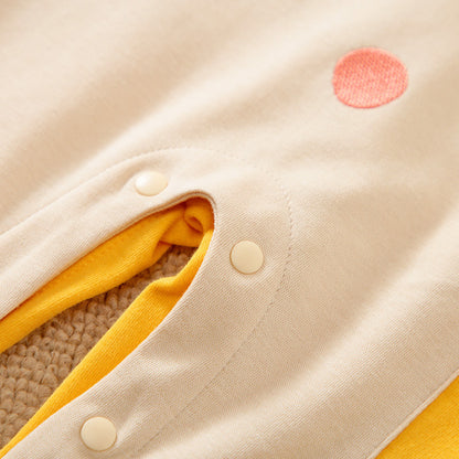 股下スナップボタン部分の縫製とディテールが分かるイエローのベビーロンパースのアップ
