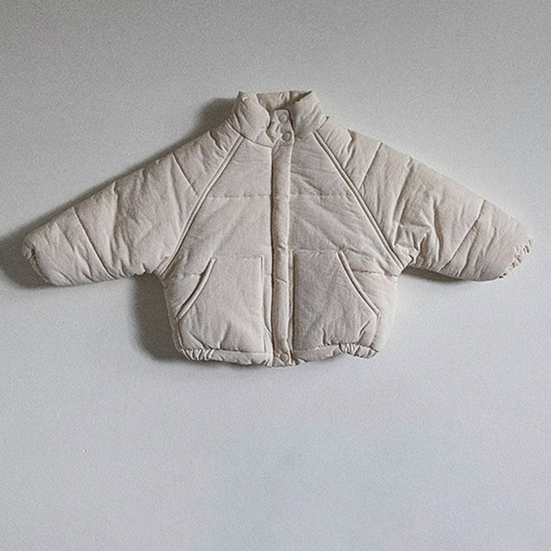 首元までしっかり包み込むスタンドカラージャケットのネック部分アップ
