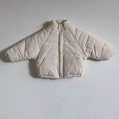 首元までしっかり包み込むスタンドカラージャケットのネック部分アップ
