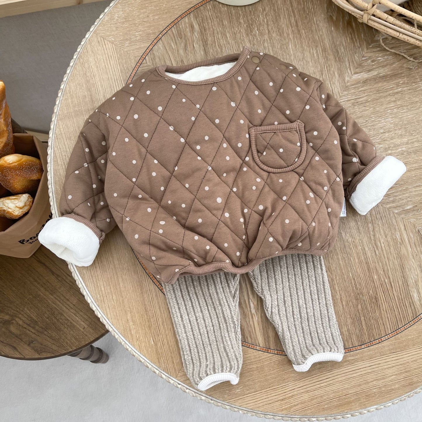 ロンパースの上に重ねやすい軽やかなキルティングベビージャケット

