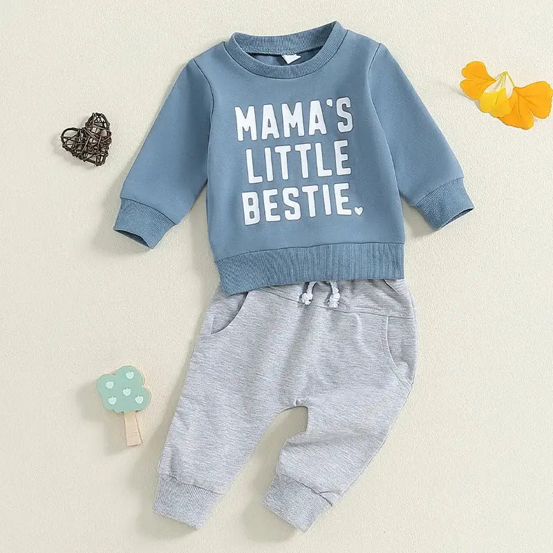 ブルーの英字プリントスウェットとグレーのパンツを組み合わせたベビー上下セットの平置き写真
