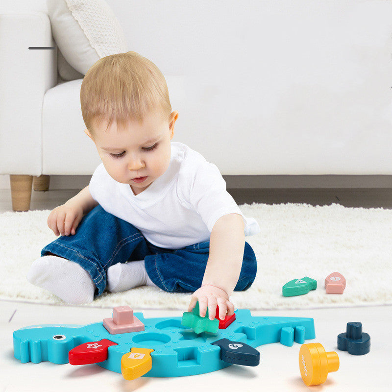 恐竜マッチングパネルで遊ぶ子ども 使用シーン 手先トレーニング
