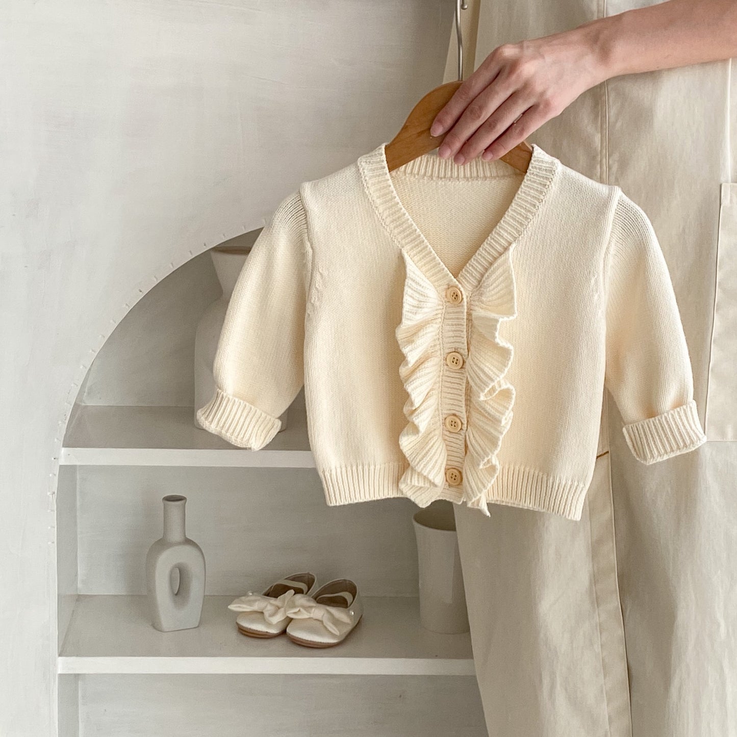 フリル付きVネックコットンカーディガンを正面から撮影した画像
