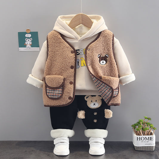 ベアモチーフ付きフリースベストとコットンパンツのベビー4点セットアップ正面画像
