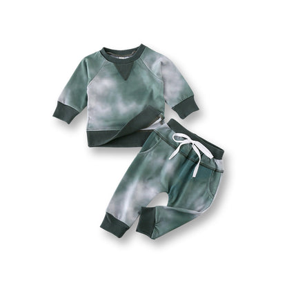 グリーン系カモフラ柄トレーナーとロングパンツのアウトドア風キッズコーデ
