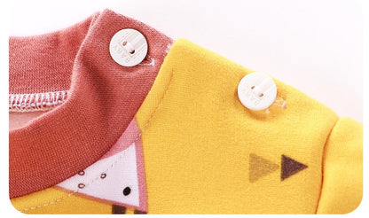 コントラストカラーの襟ぐりとスナップボタンが見えるイエロートップス首元クローズアップ
