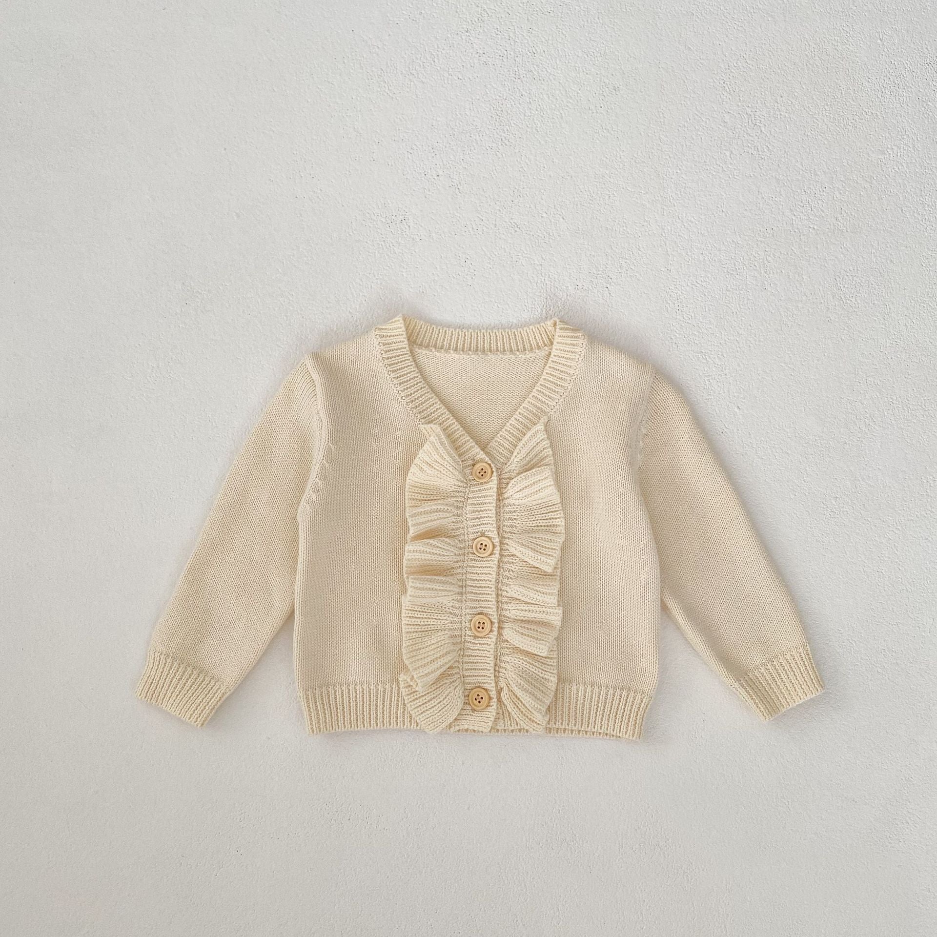 フリルデザインがかわいい女の子用カーディガンのクローズアップ
