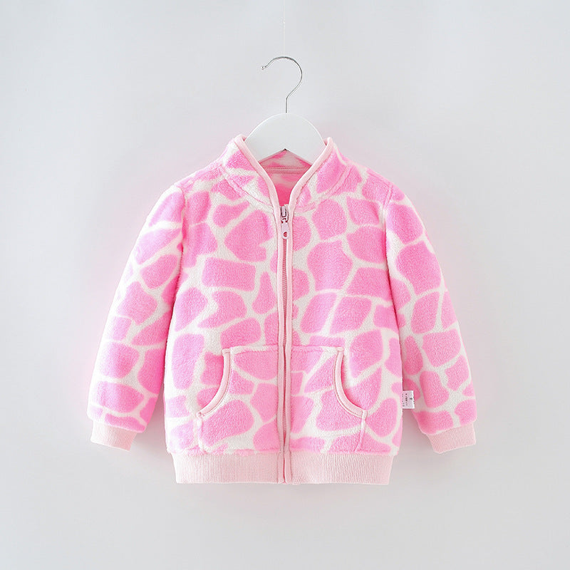 立ち襟とジッパーを半分開けた状態のブルー恐竜柄ジャケットのクローズアップ
