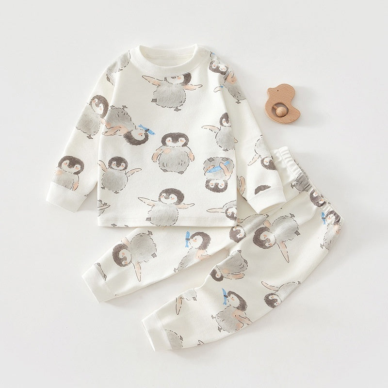 ペンギン総柄の長袖トップスとロングパンツ上下セットを小物と一緒に並べたコーディネートイメージ
