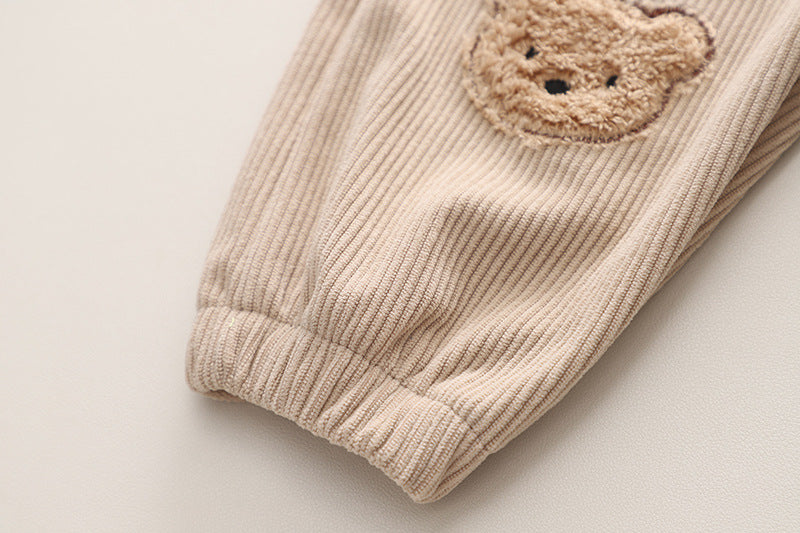 足首にフィットするリブ裾仕上げの子ども用ロングパンツ裾ディテール
