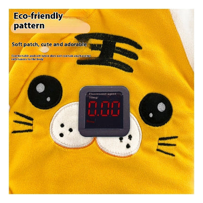 エコフレンドリーなプリントを示す蛍光剤0.00メーターとタイガーフェイス刺繍入り生地のアップ
