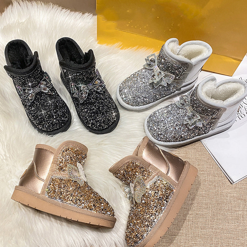 ふわふわ裏ボアが見えるキッズブーツの開口部クローズアップ
