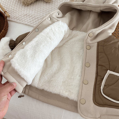 内側の裏地と縫製が分かるキッズフードジャケットの内側写真
