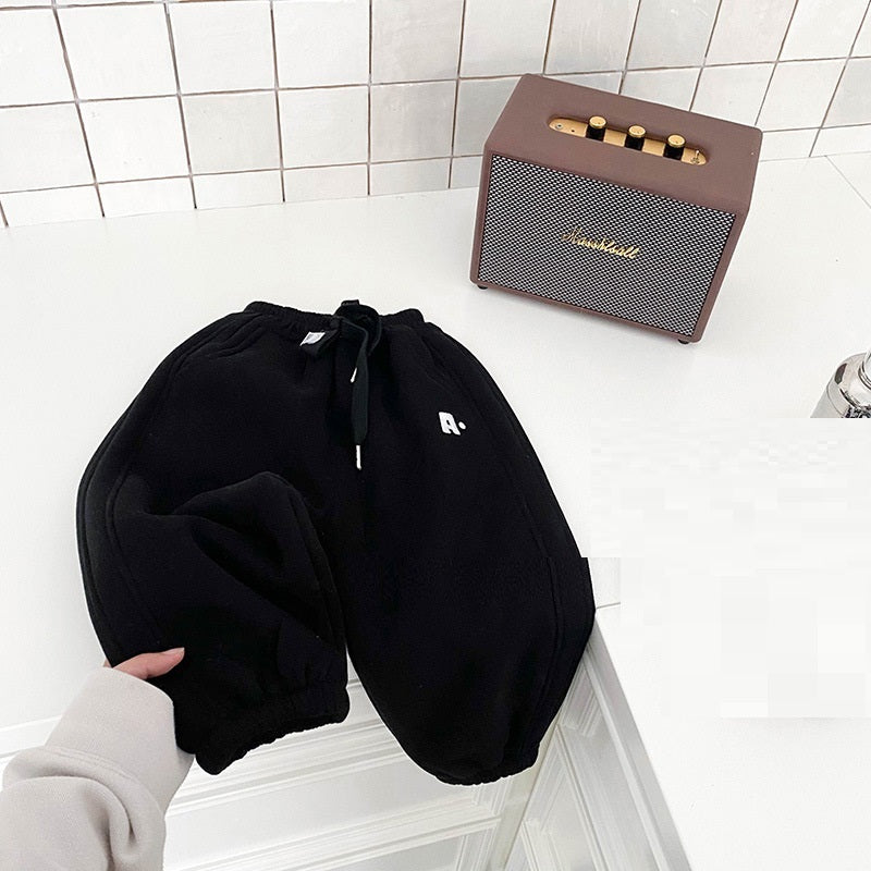 伸縮ウエスト仕様のコットンパンツ
