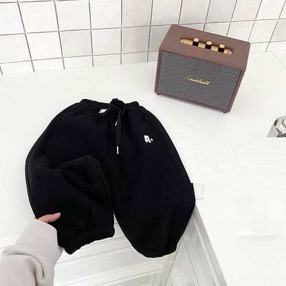 伸縮ウエスト仕様のコットンパンツ
