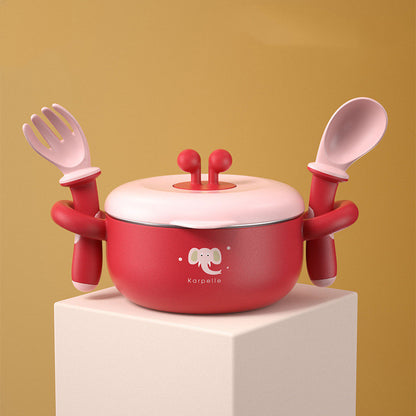 レッドのステンレスインナー付きベビーボウルにフタとカトラリーを添えて台座に載せた画像（ステンレスベビー食器セット）
