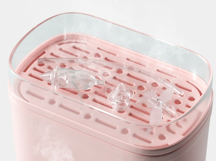 ベビー鼻吸い器を使って赤ちゃんの鼻水をやさしくケアしているシーン
