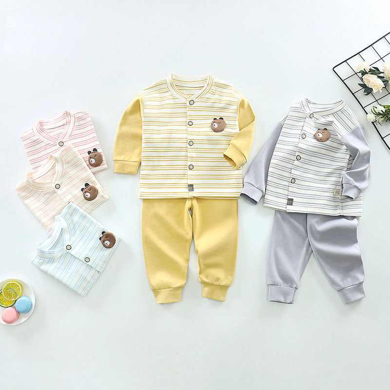 ユニセックスデザインのベビー長袖パジャマ上下セット全体
