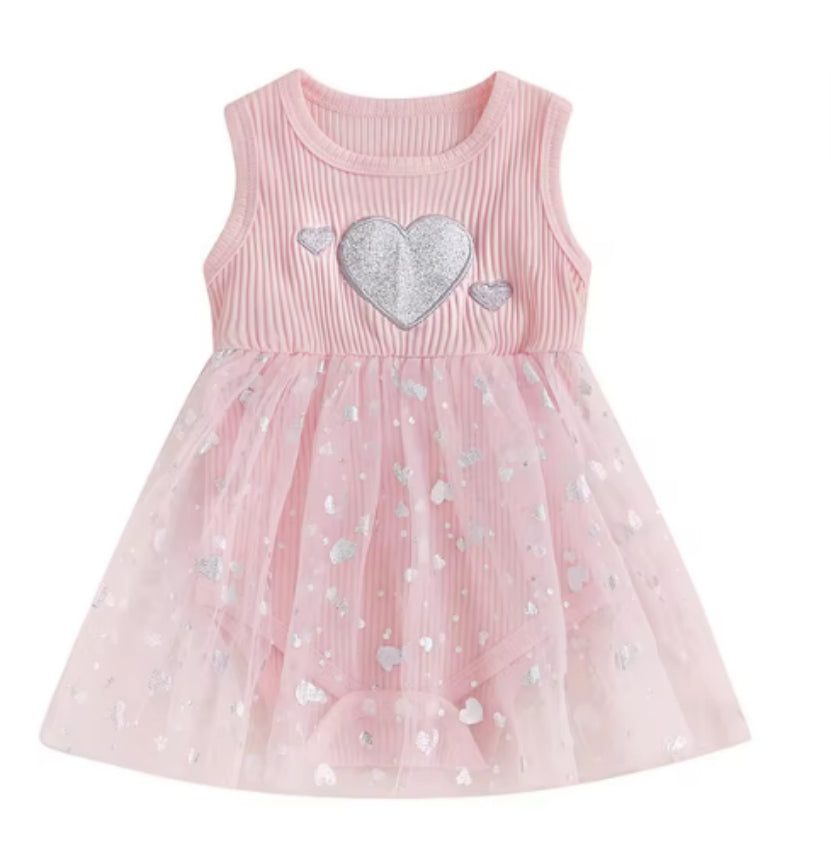 ピンクのロンパースワンピ 正面全体 ハート刺繍が分かるデザイン
