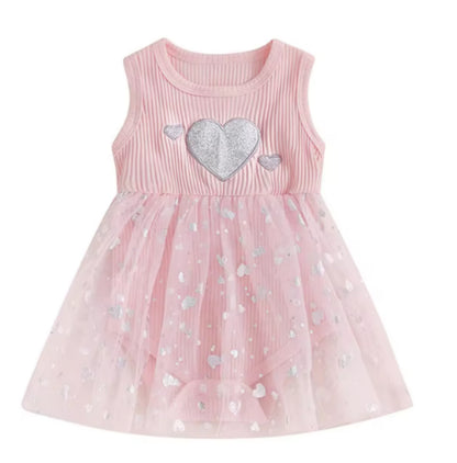 ピンクのロンパースワンピ 正面全体 ハート刺繍が分かるデザイン
