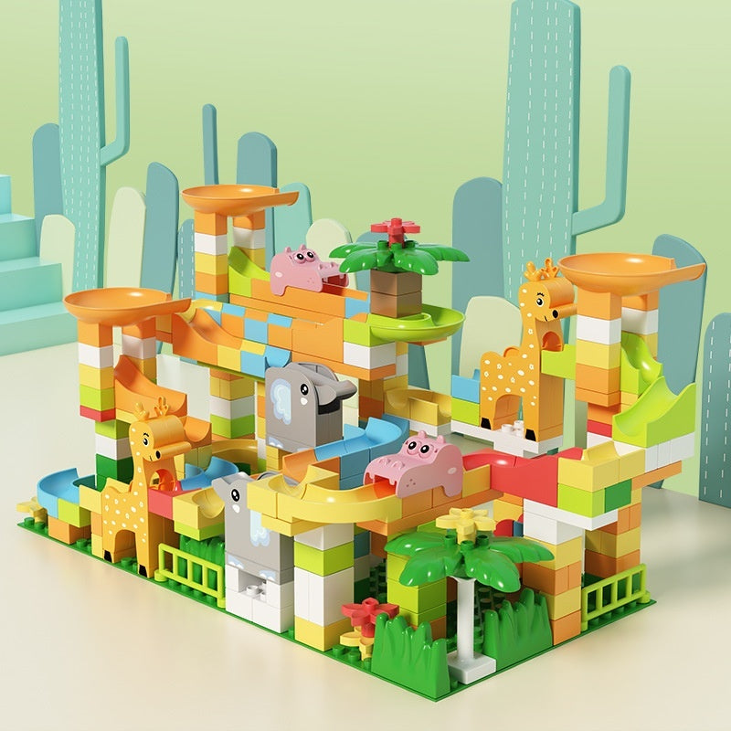 都市背景付きアニマルスライドブロックの組み立て完成モデル。複雑な滑走ルートが分かる写真。
