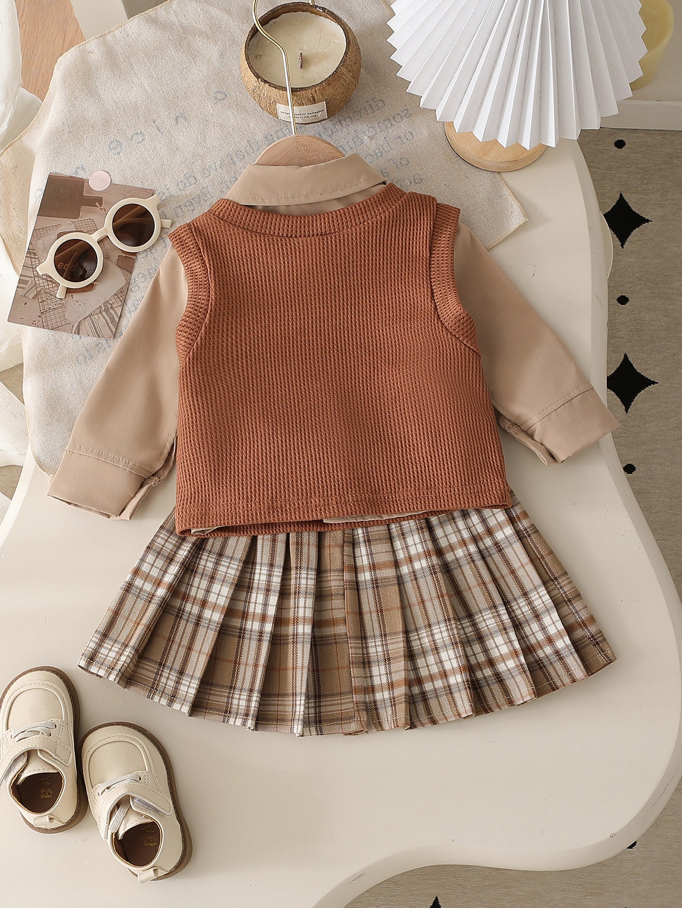 裾がふんわり広がるチェック柄スカートのシルエットを写した画像
