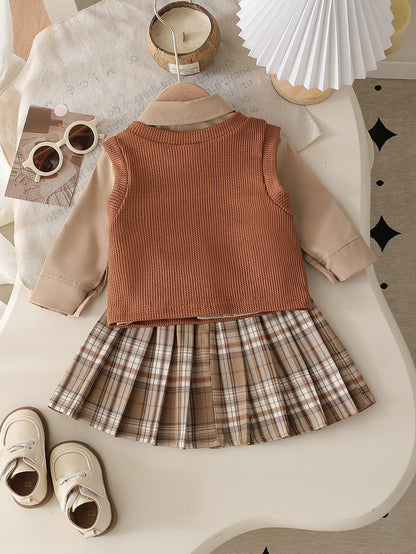 裾がふんわり広がるチェック柄スカートのシルエットを写した画像
