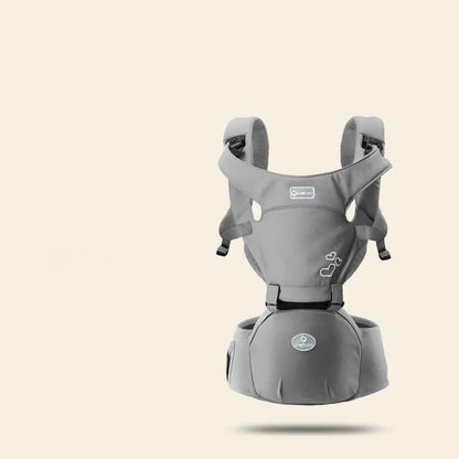 グレーのヒップシート抱っこ紐 ウエストスツール 着用イメージ 白背景（ヒップシートキャリア）
