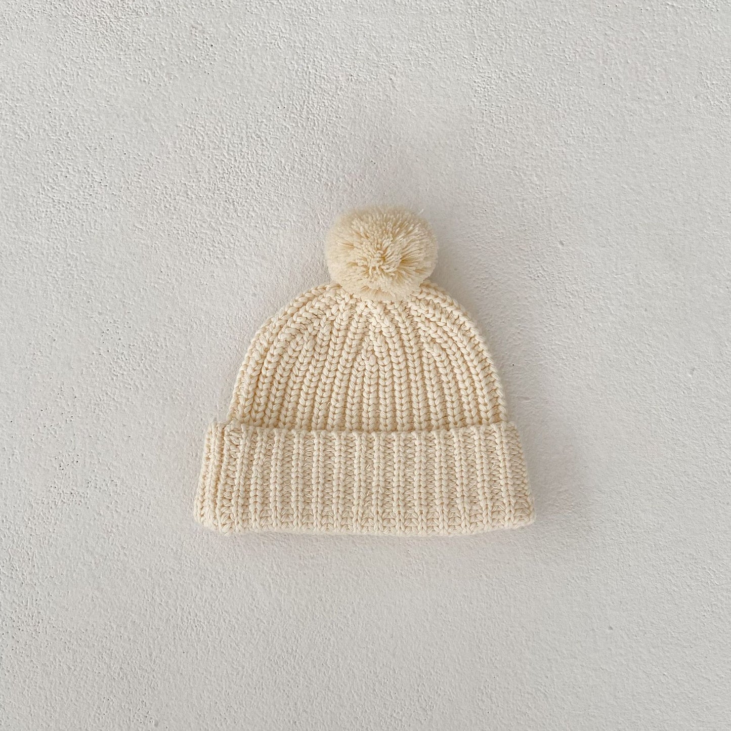 クリーミーホワイトのコットンニットベビービーニー帽子の正面
