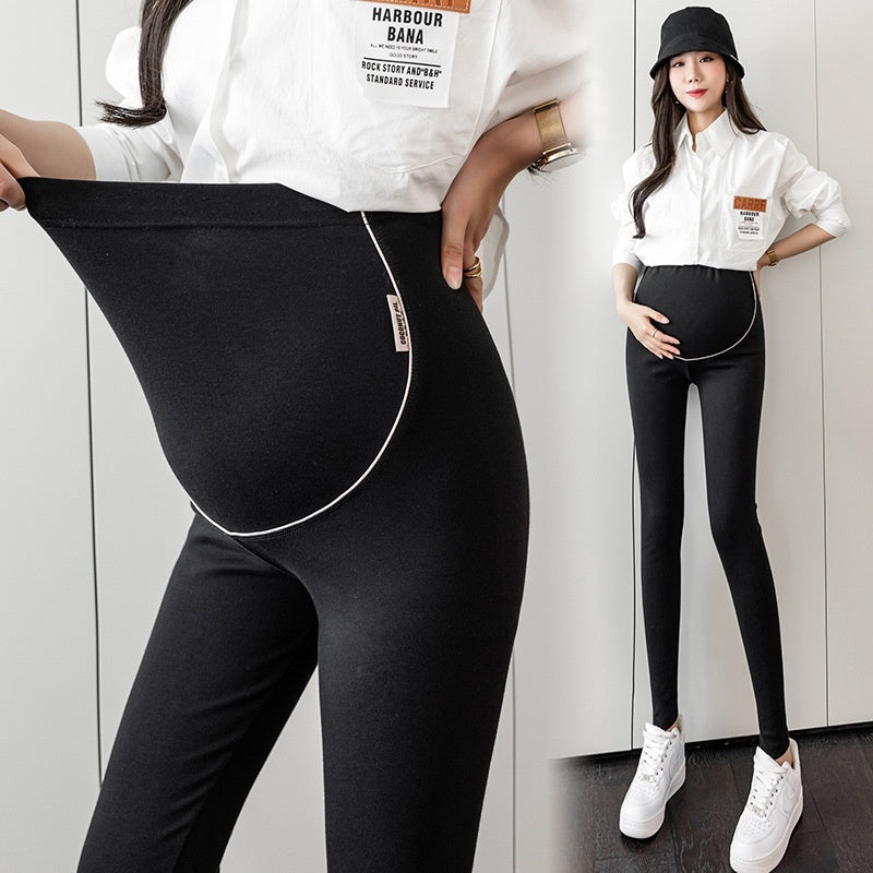 ブラックのマタニティレギンスの全身着用イメージ（薄手タイプの説明入り）
