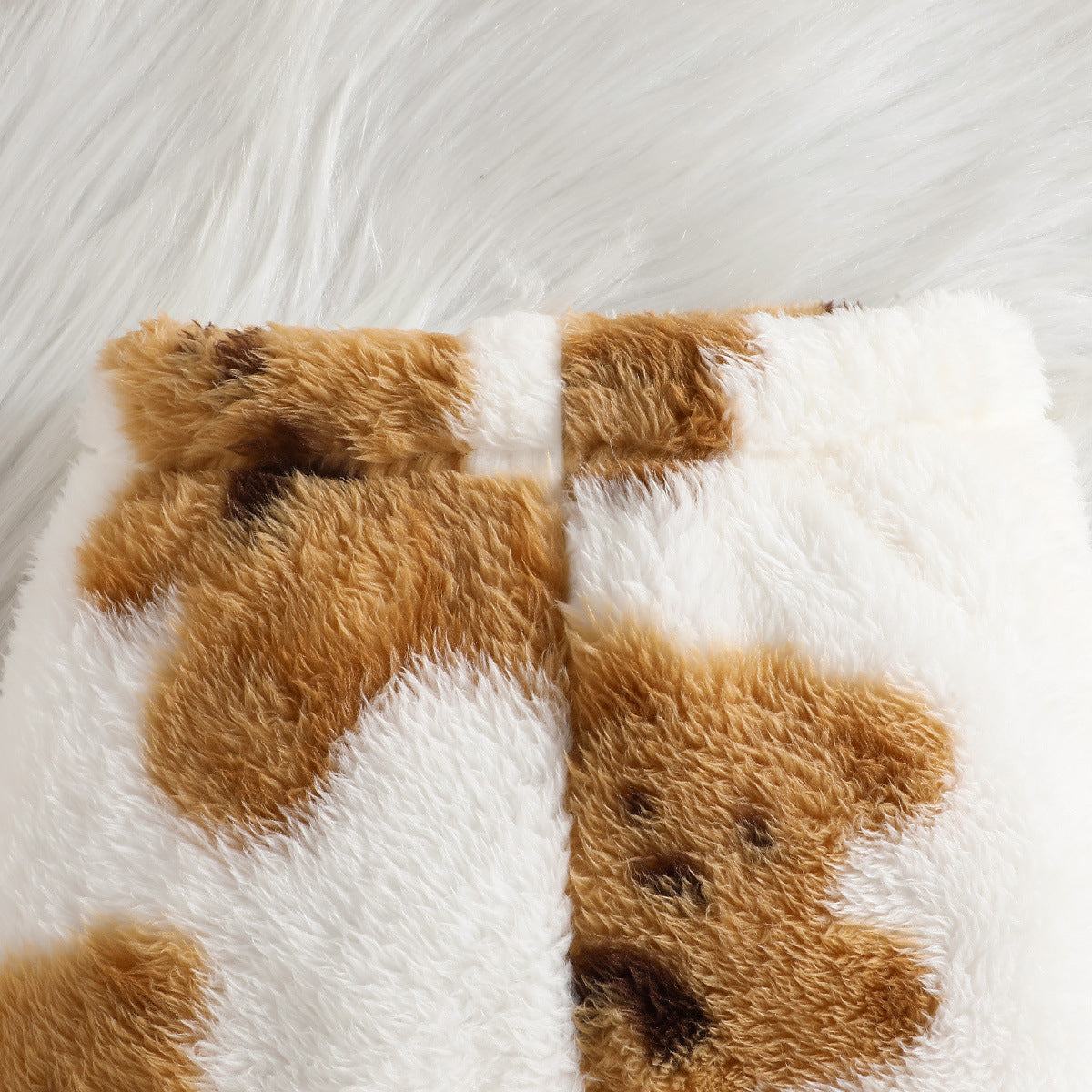 上下おそろいで着られるふわふわ質感のベビーセットアップ
