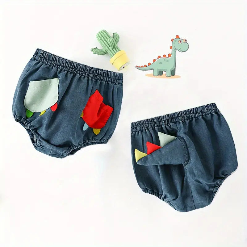 恐竜しっぽ装飾が分かるブルーデニムショートパンツの背面デザイン
