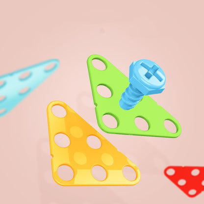 カラフルな三角プレートと青いネジパーツが宙に浮かんでいる、知育ブロックセットの部品アップ画像
