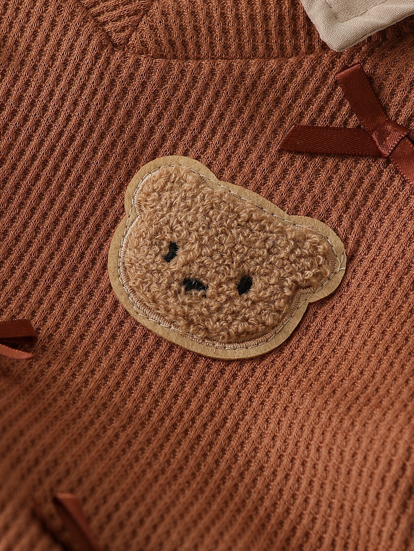 ライトブラウンニットベストの編み目と質感が分かるクローズアップ写真
